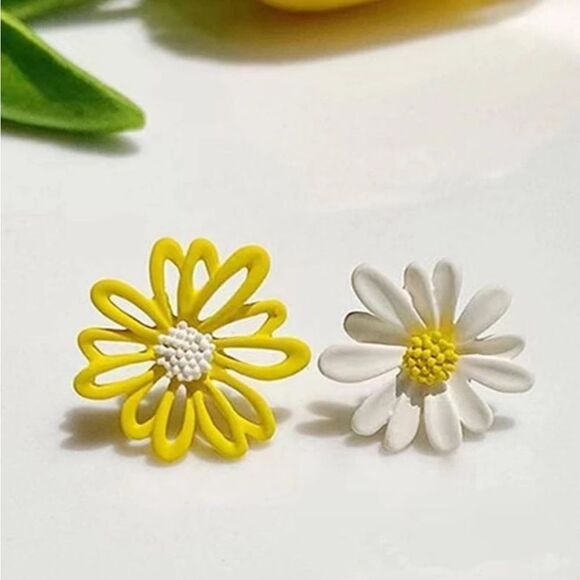 5/$25 COLORFUL FLOWER MIX AND MATCH STUDS - Picture 3 of 5